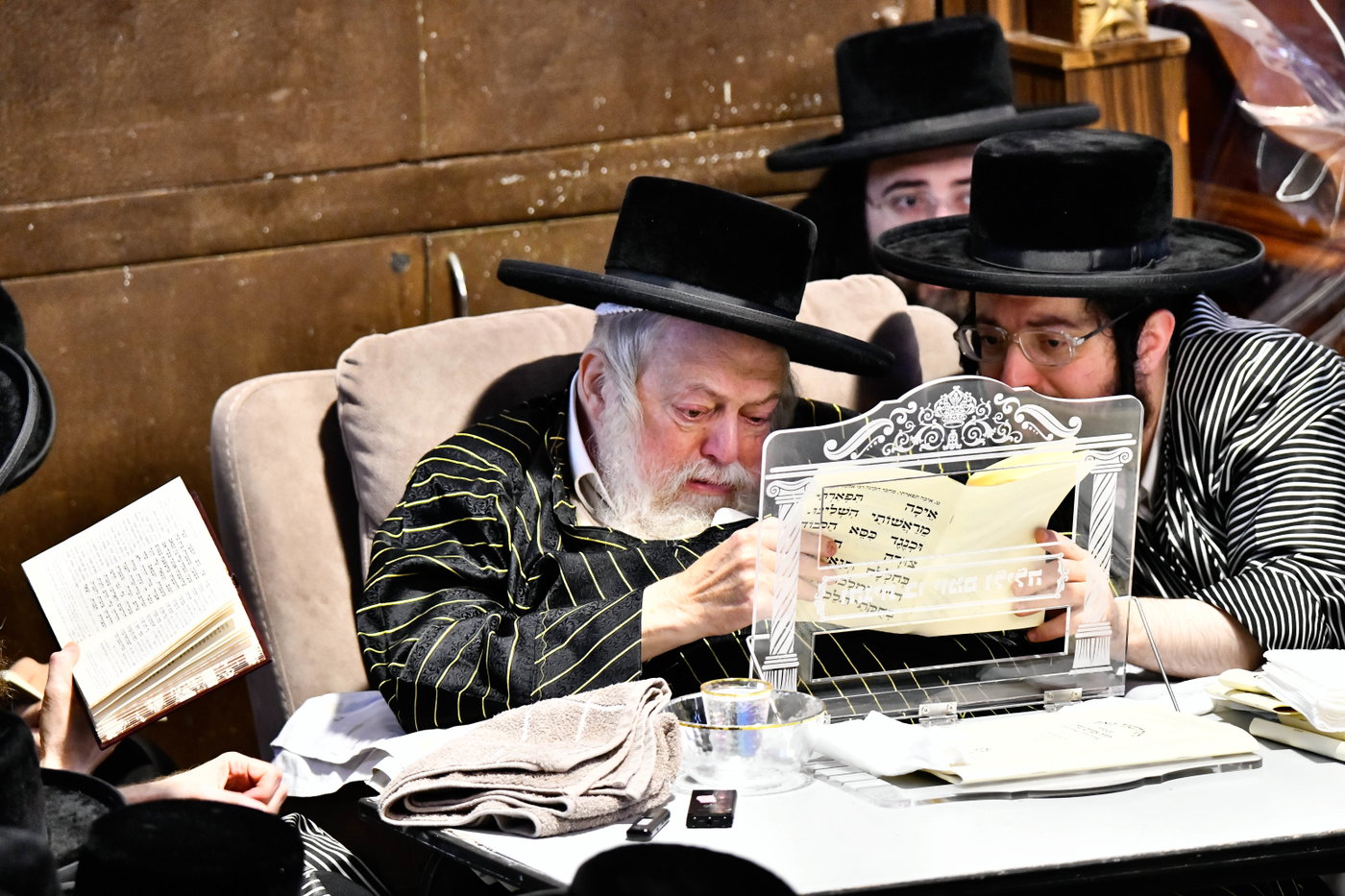האדמו"רים מתולדות אברהם יצחק וויז'ניץ לונדון ביום תשעה באב