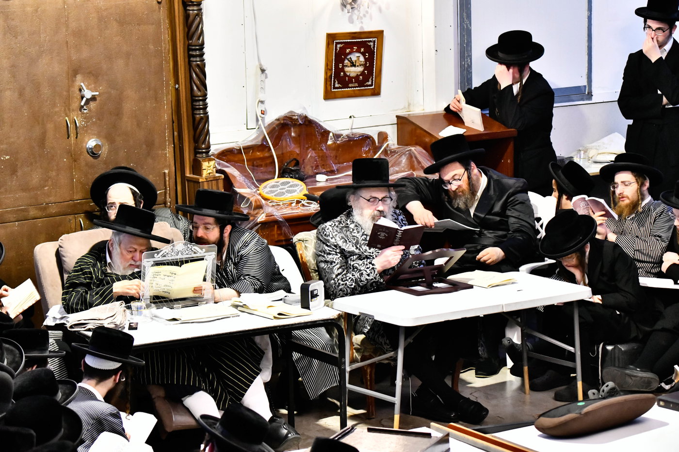 האדמו"רים מתולדות אברהם יצחק וויז'ניץ לונדון ביום תשעה באב