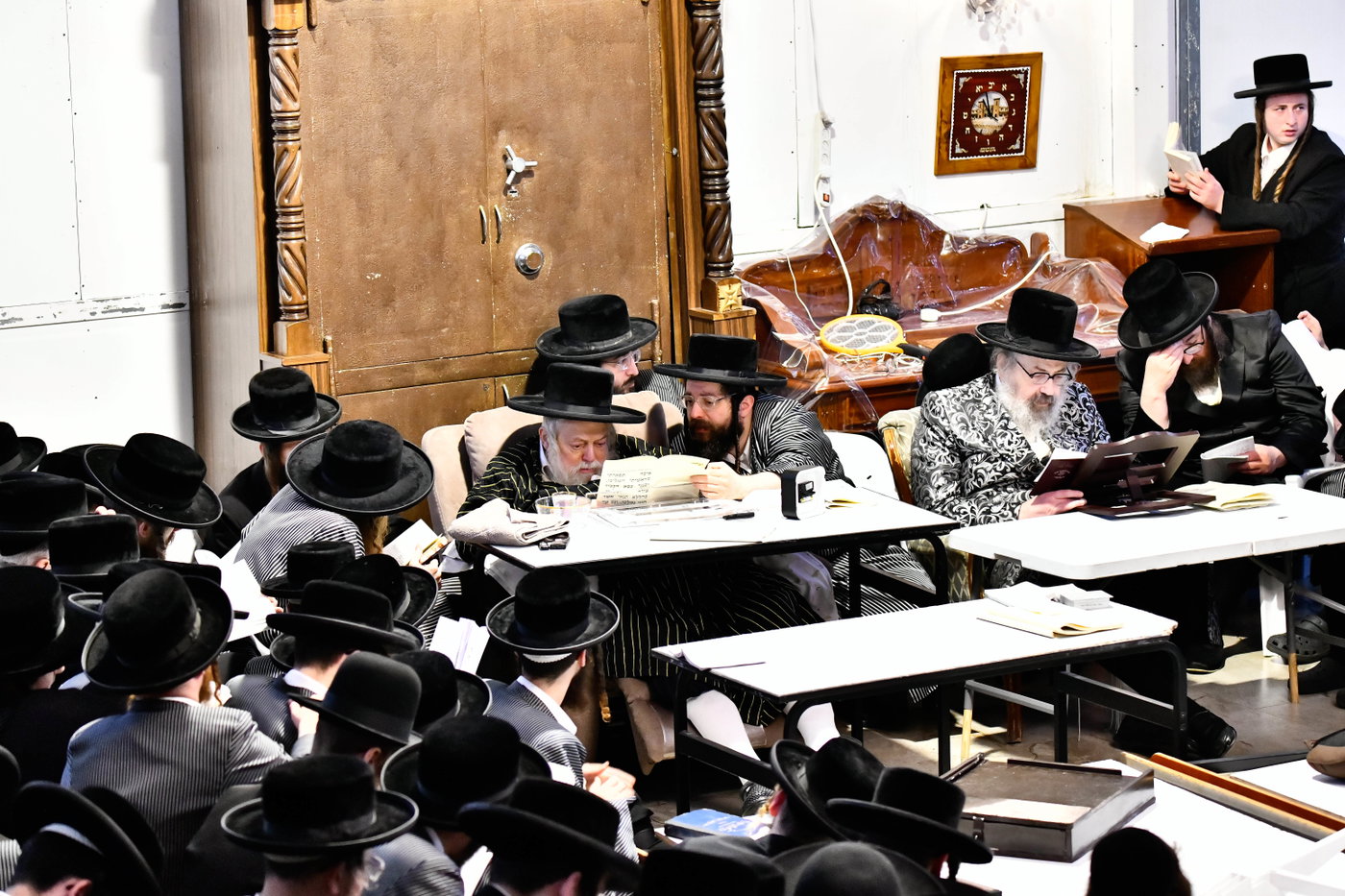 האדמו"רים מתולדות אברהם יצחק וויז'ניץ לונדון ביום תשעה באב