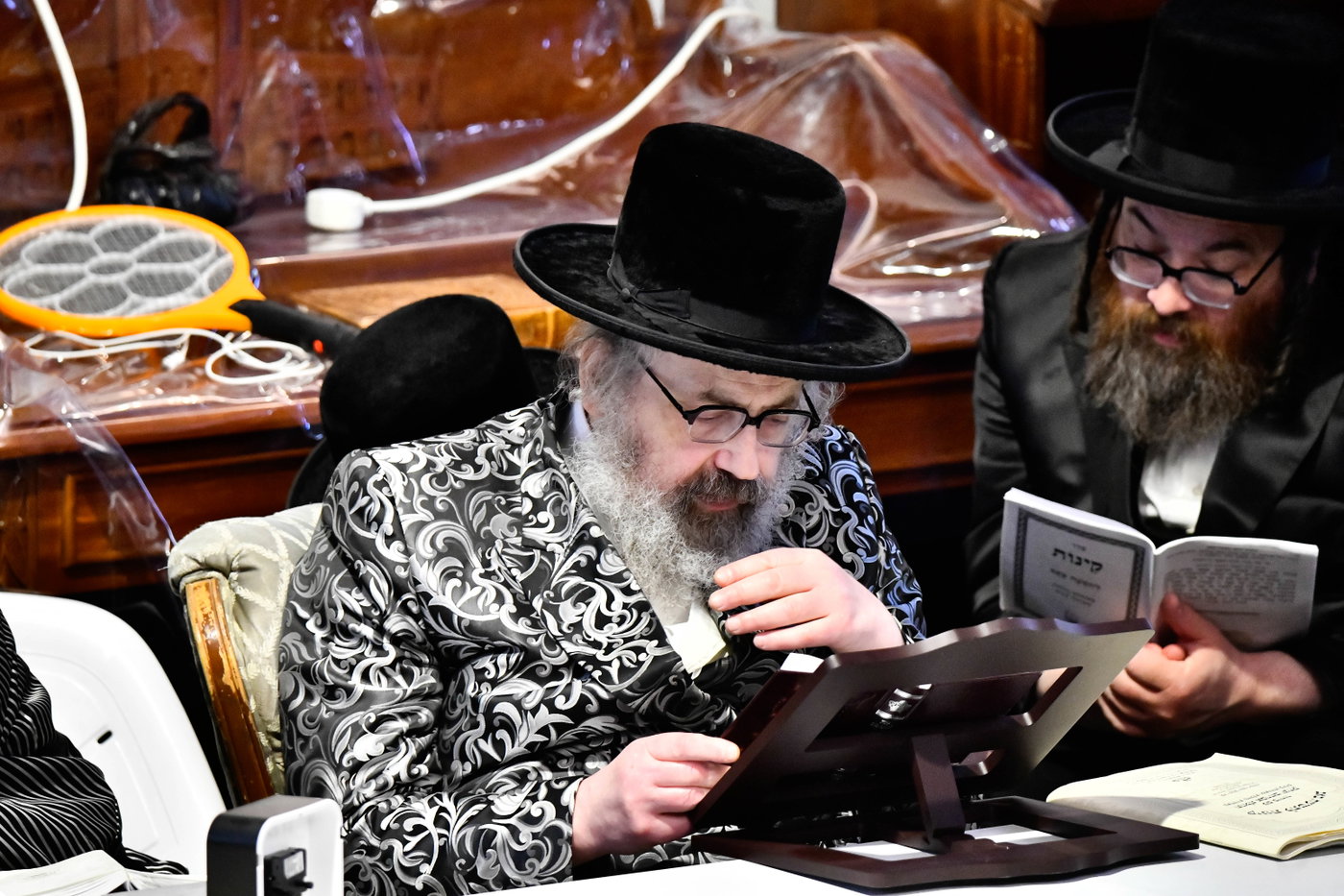 האדמו"רים מתולדות אברהם יצחק וויז'ניץ לונדון ביום תשעה באב