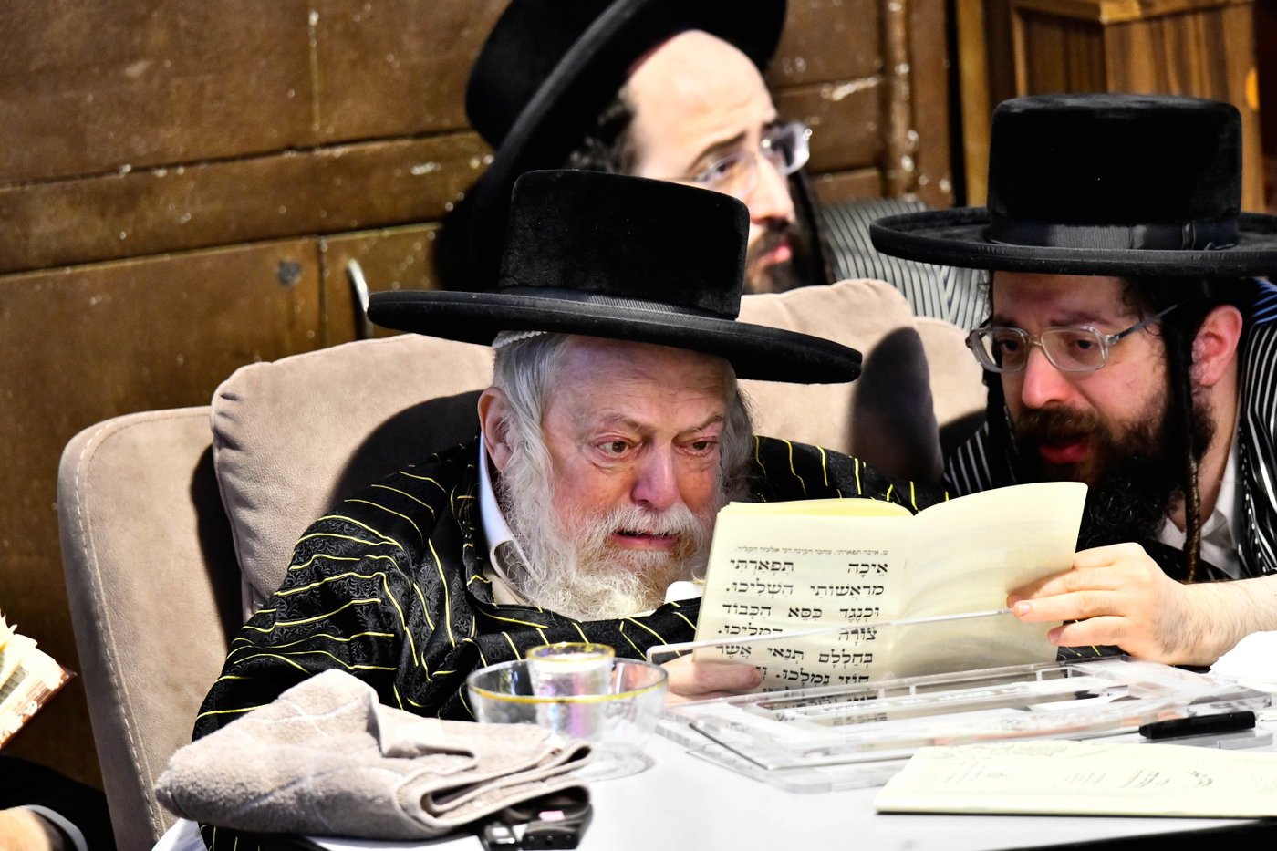 האדמו"רים מתולדות אברהם יצחק וויז'ניץ לונדון ביום תשעה באב