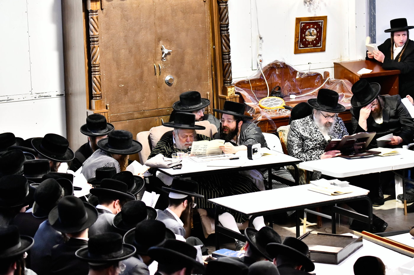 האדמו"רים מתולדות אברהם יצחק וויז'ניץ לונדון ביום תשעה באב
