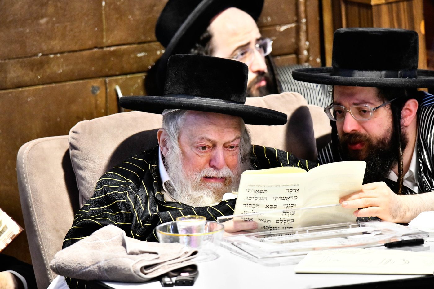 האדמו"רים מתולדות אברהם יצחק וויז'ניץ לונדון ביום תשעה באב