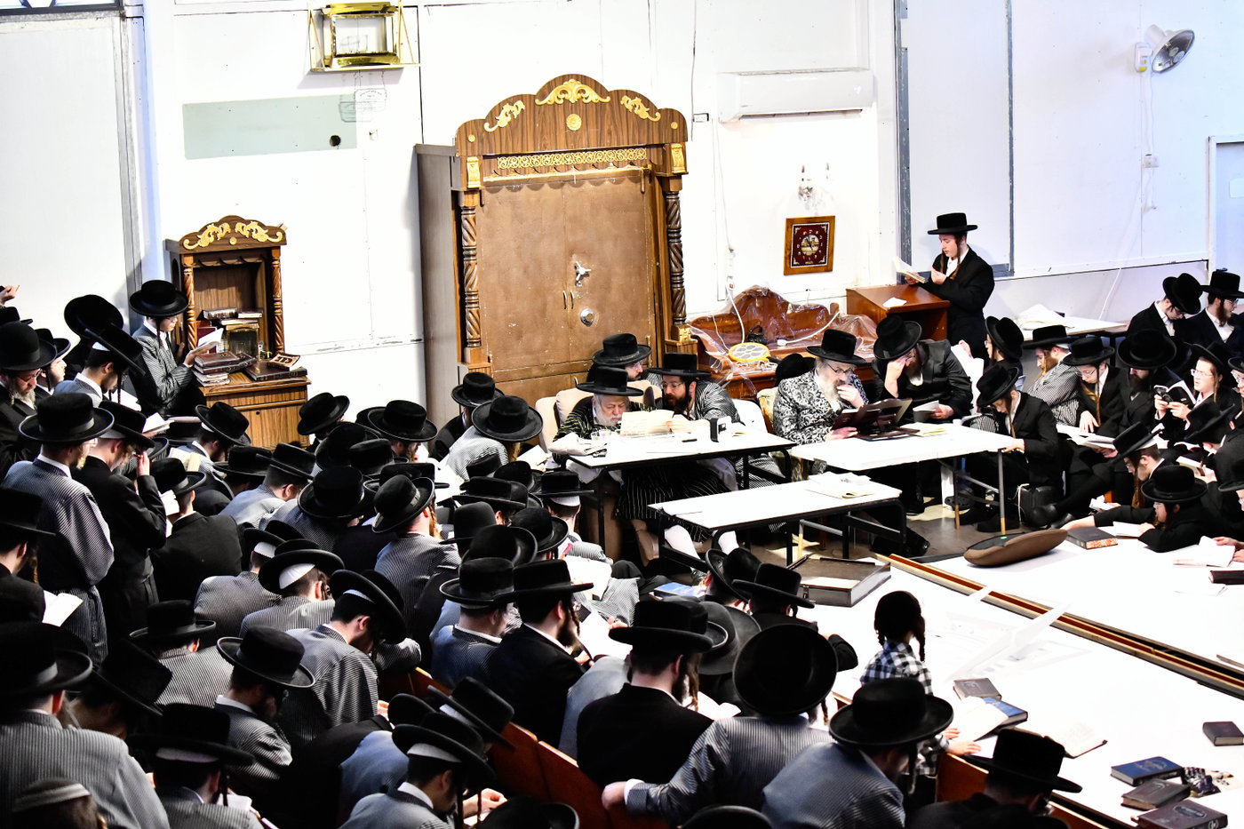 האדמו"רים מתולדות אברהם יצחק וויז'ניץ לונדון ביום תשעה באב