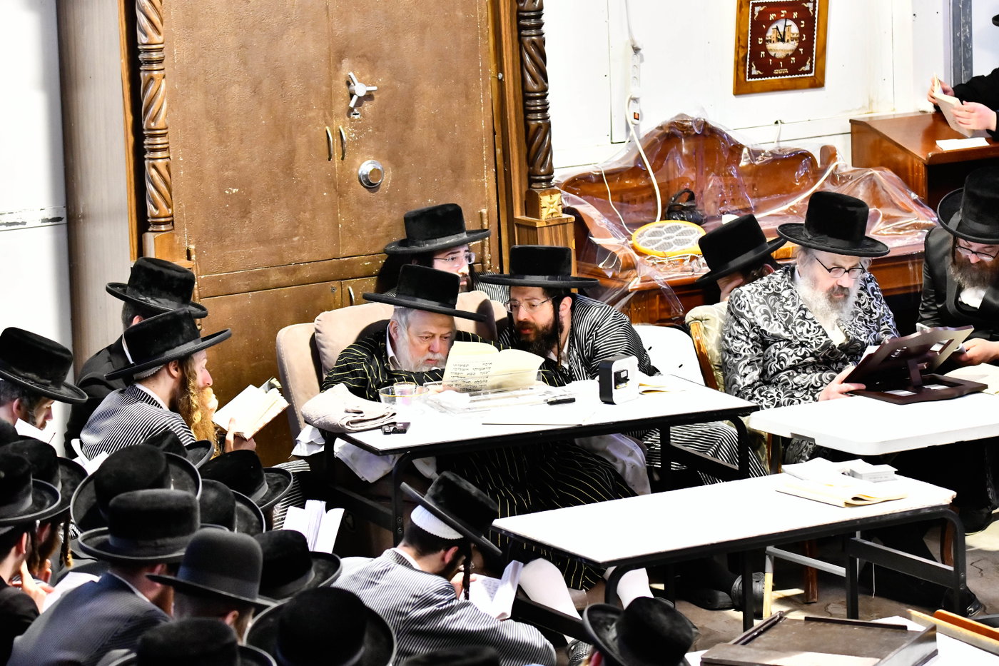האדמו"רים מתולדות אברהם יצחק וויז'ניץ לונדון ביום תשעה באב