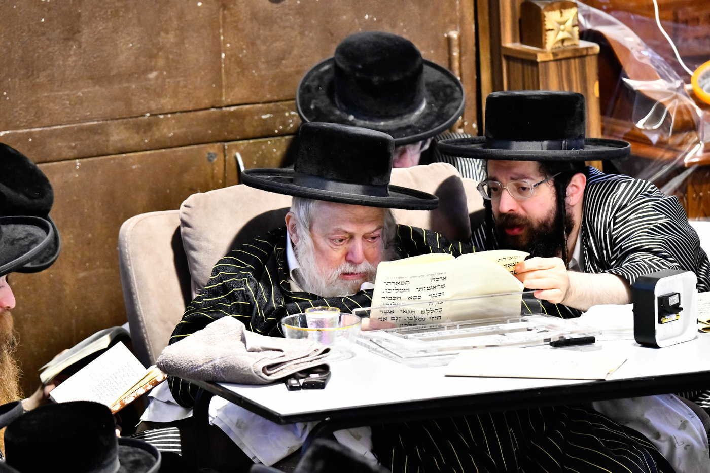 האדמו"רים מתולדות אברהם יצחק וויז'ניץ לונדון ביום תשעה באב