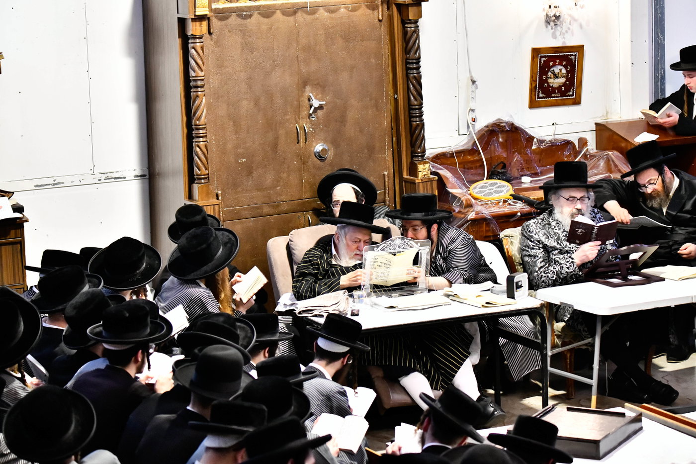האדמו"רים מתולדות אברהם יצחק וויז'ניץ לונדון ביום תשעה באב