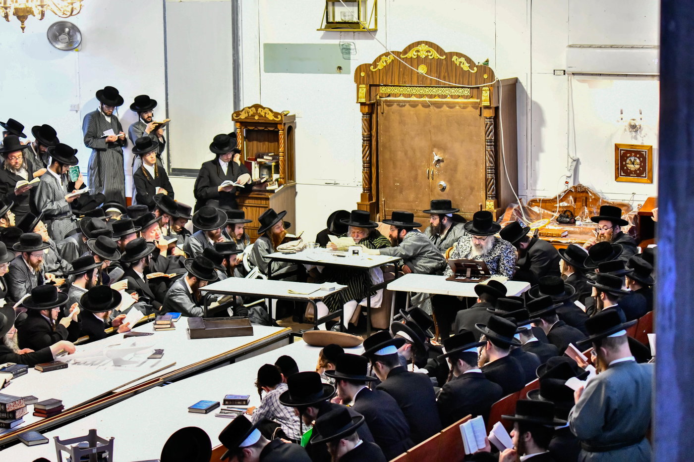 האדמו"רים מתולדות אברהם יצחק וויז'ניץ לונדון ביום תשעה באב