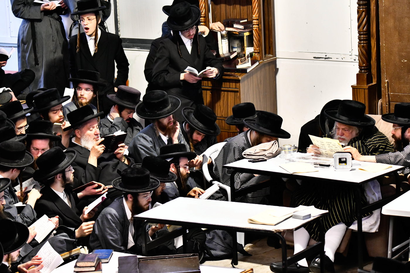 האדמו"רים מתולדות אברהם יצחק וויז'ניץ לונדון ביום תשעה באב