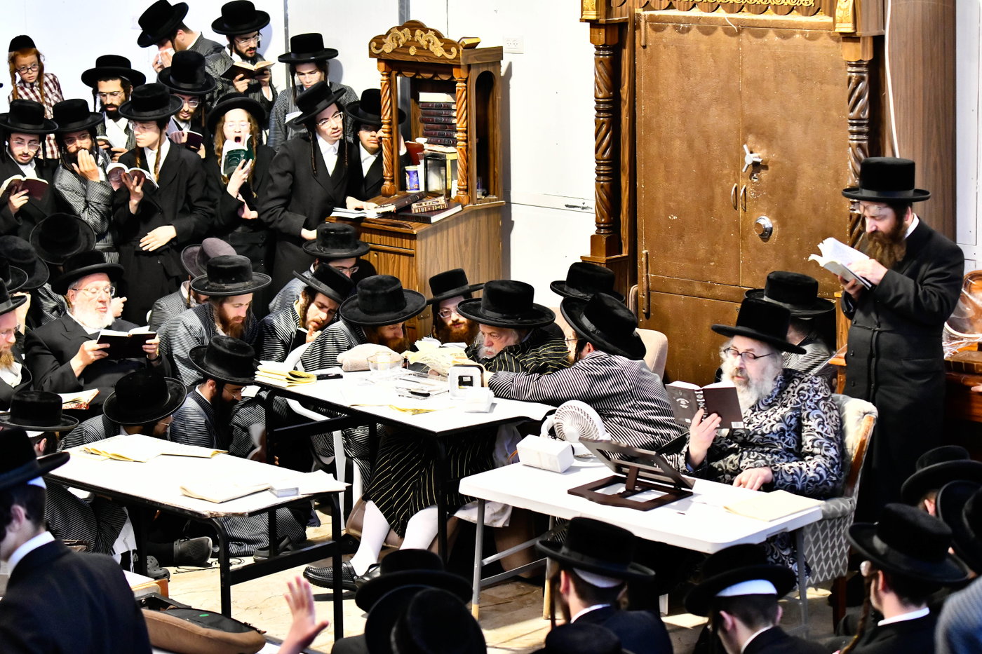 האדמו"רים מתולדות אברהם יצחק וויז'ניץ לונדון ביום תשעה באב