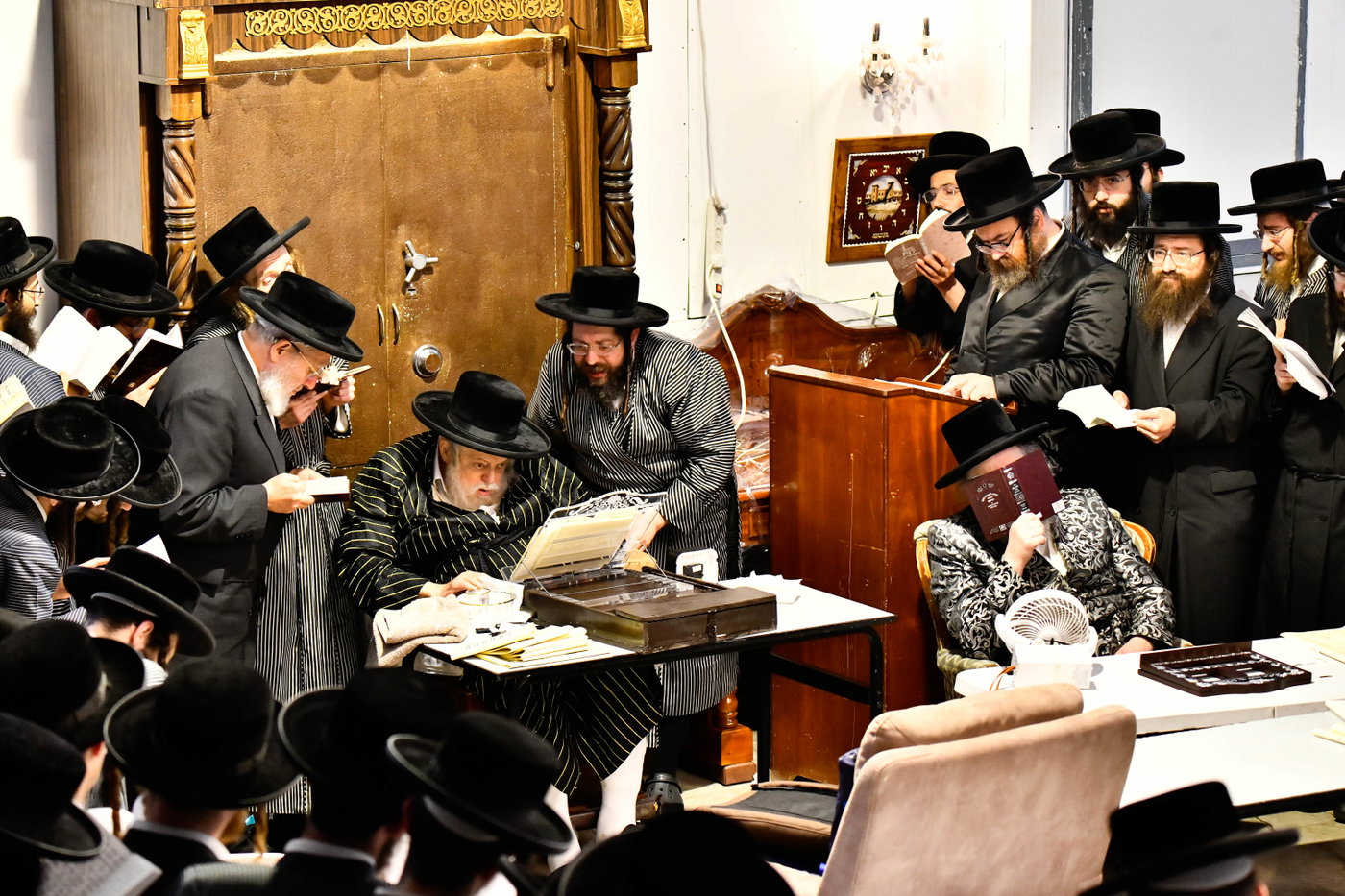 האדמו"רים מתולדות אברהם יצחק וויז'ניץ לונדון ביום תשעה באב