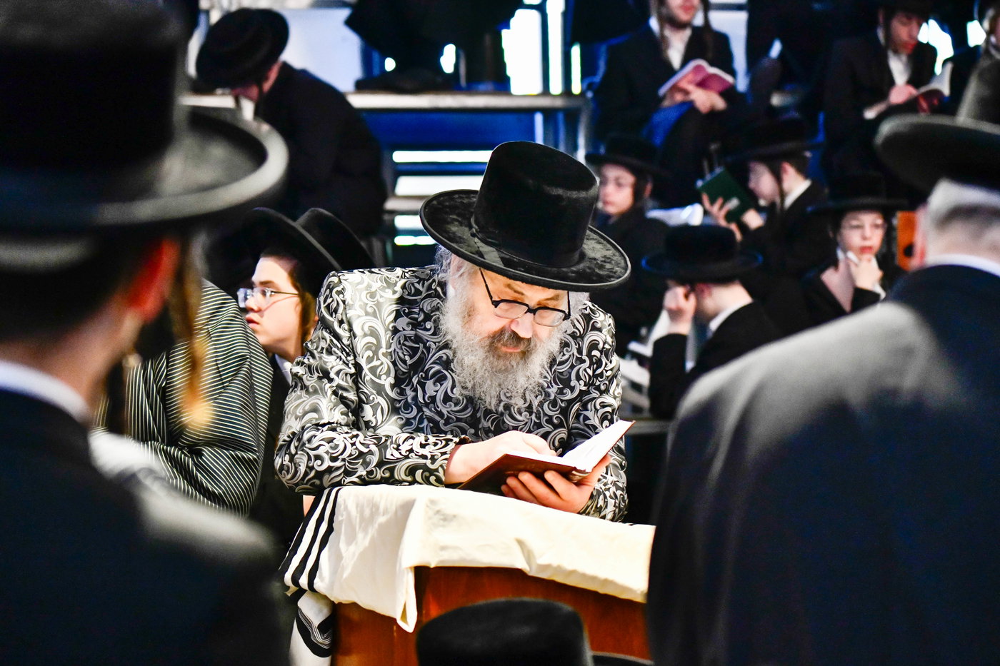 האדמו"רים מתולדות אברהם יצחק וויז'ניץ לונדון ביום תשעה באב
