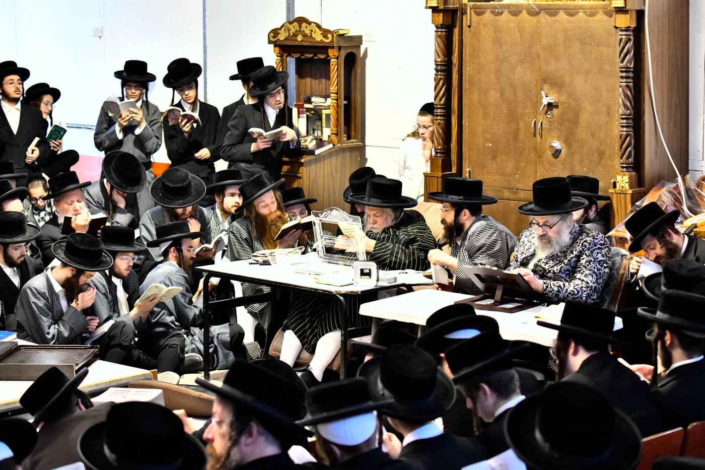 האדמו"רים מתולדות אברהם יצחק וויז'ניץ לונדון ביום תשעה באב