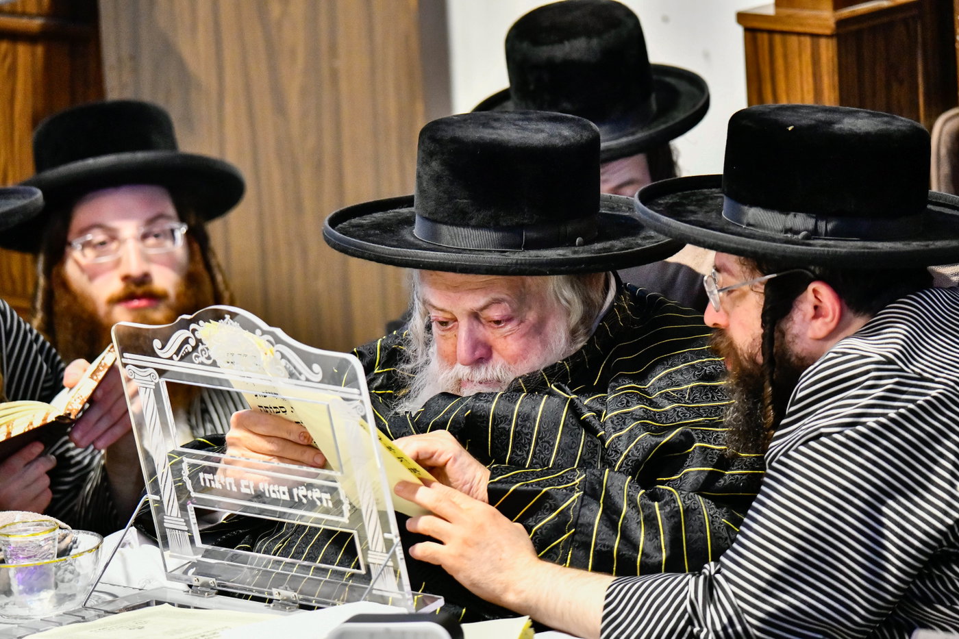 האדמו"רים מתולדות אברהם יצחק וויז'ניץ לונדון ביום תשעה באב
