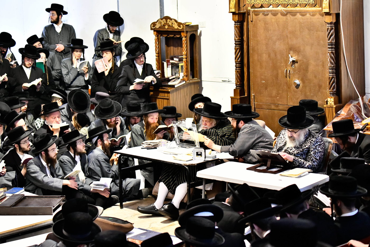 האדמו"רים מתולדות אברהם יצחק וויז'ניץ לונדון ביום תשעה באב