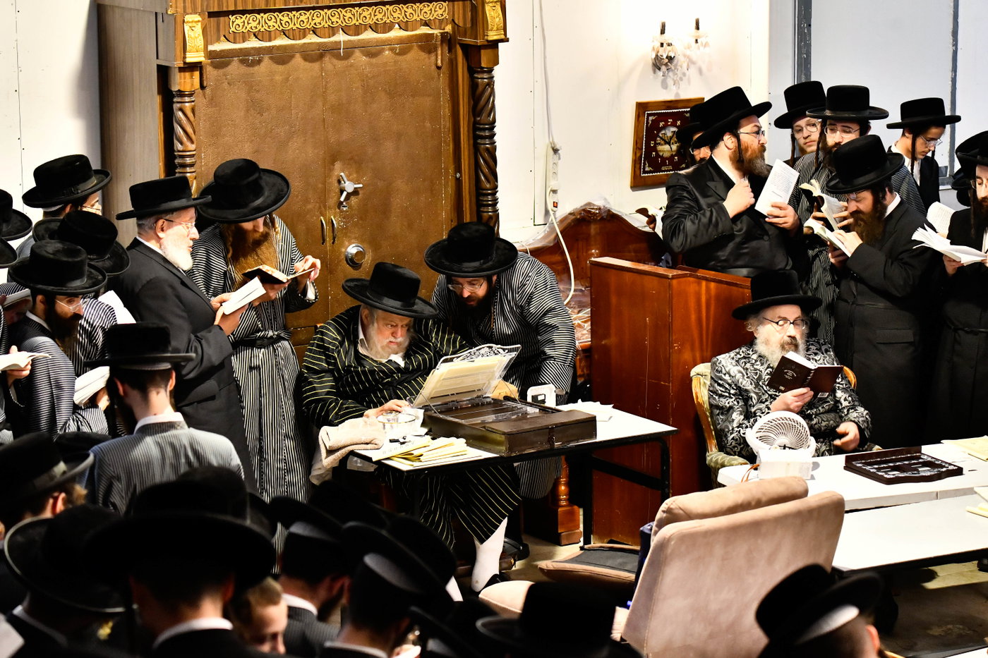 האדמו"רים מתולדות אברהם יצחק וויז'ניץ לונדון ביום תשעה באב