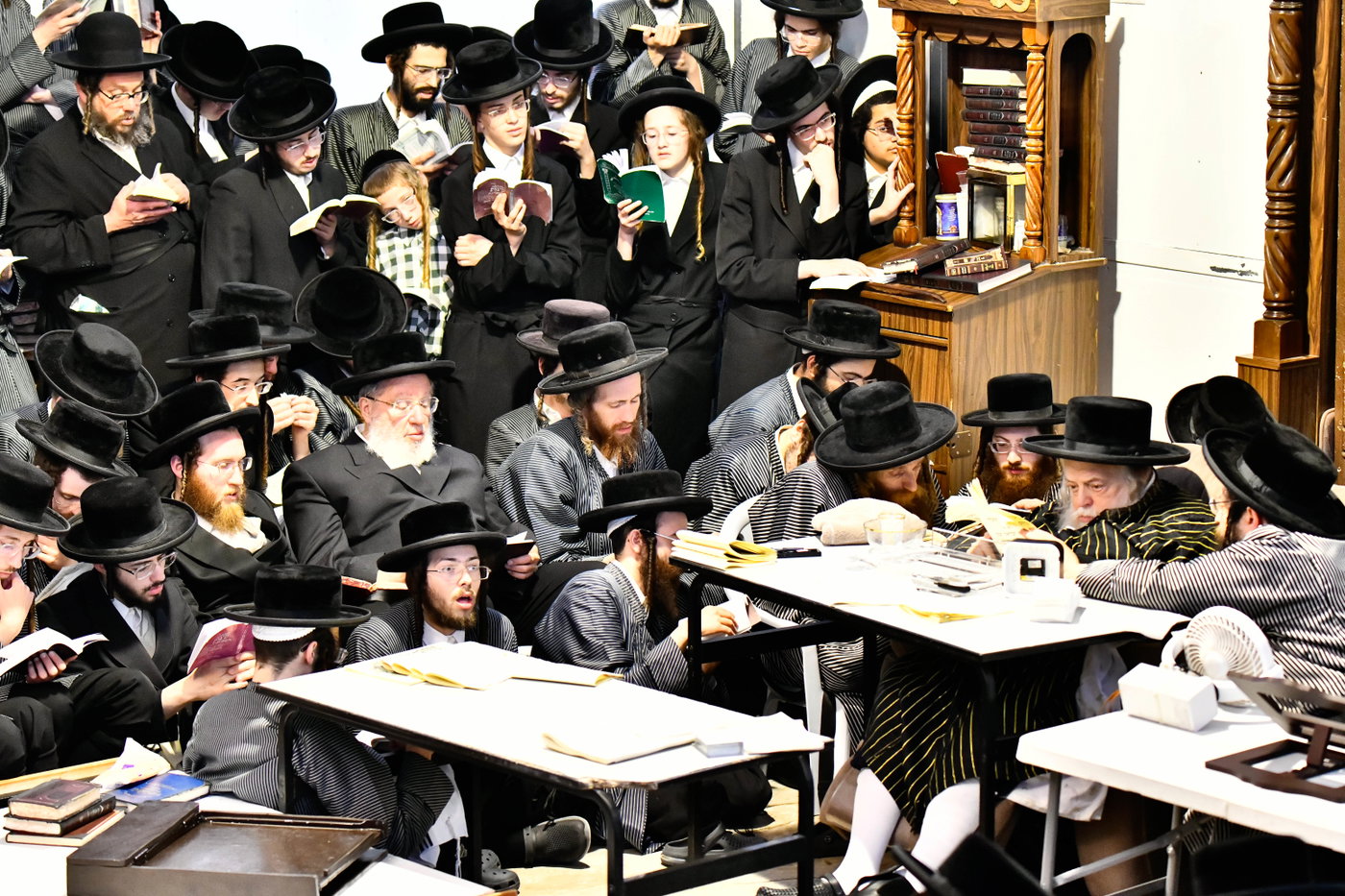 האדמו"רים מתולדות אברהם יצחק וויז'ניץ לונדון ביום תשעה באב