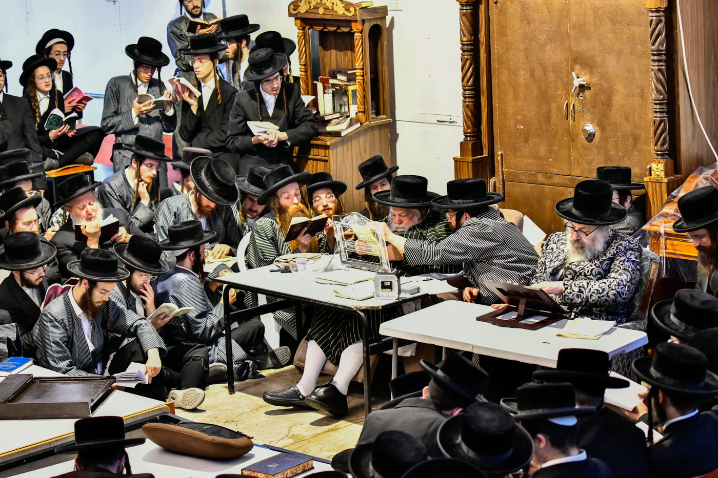 האדמו"רים מתולדות אברהם יצחק וויז'ניץ לונדון ביום תשעה באב