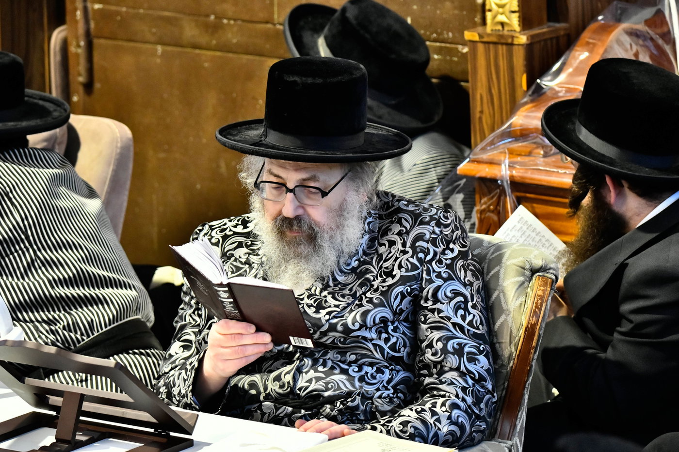 האדמו"רים מתולדות אברהם יצחק וויז'ניץ לונדון ביום תשעה באב
