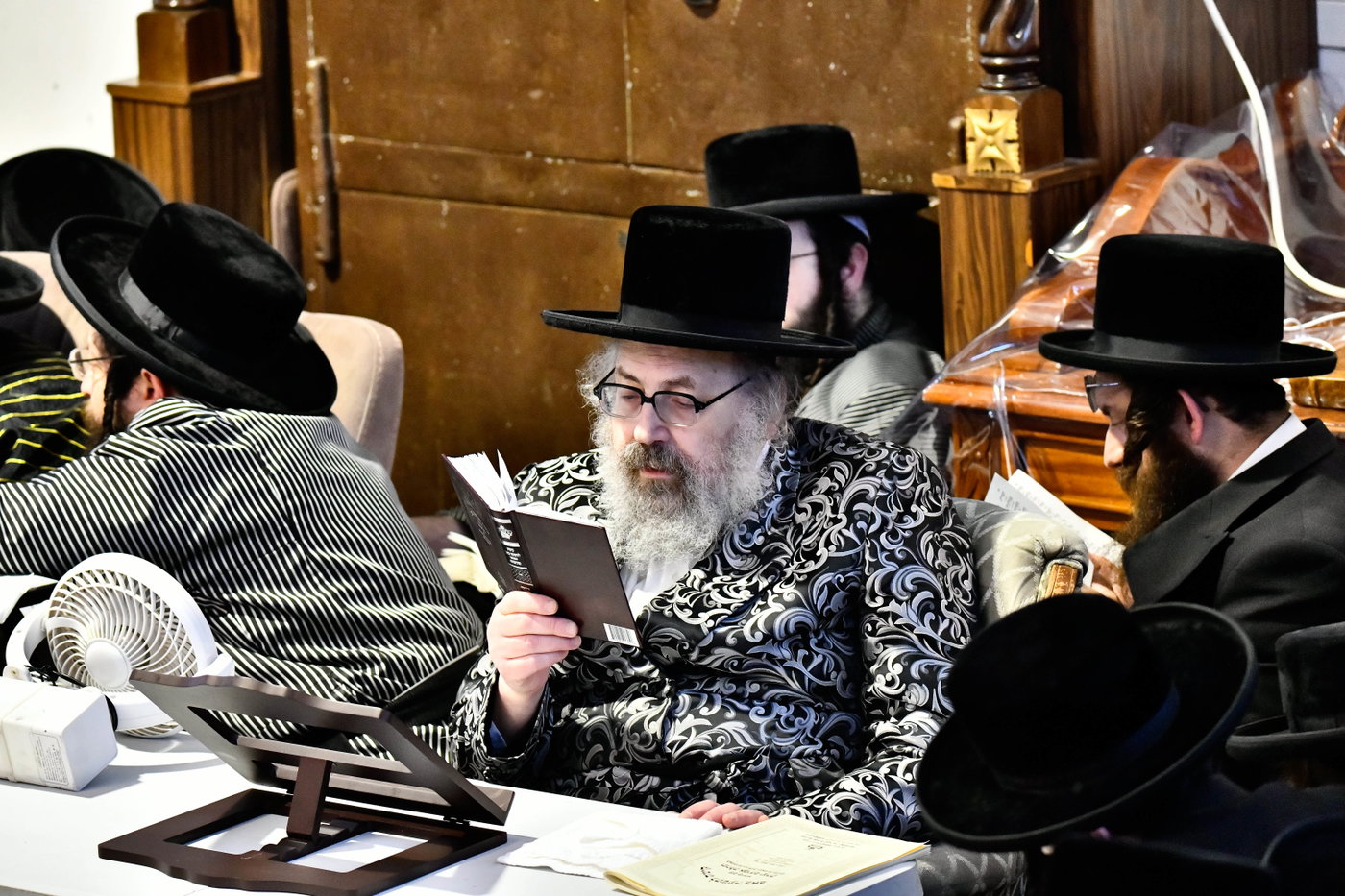 האדמו"רים מתולדות אברהם יצחק וויז'ניץ לונדון ביום תשעה באב