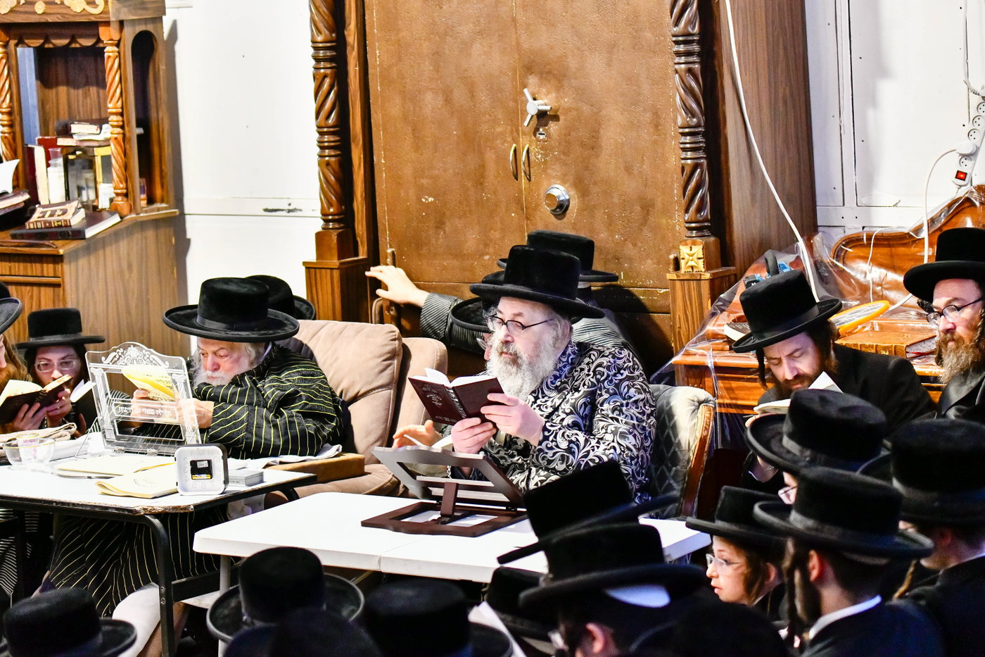 האדמו"רים מתולדות אברהם יצחק וויז'ניץ לונדון ביום תשעה באב