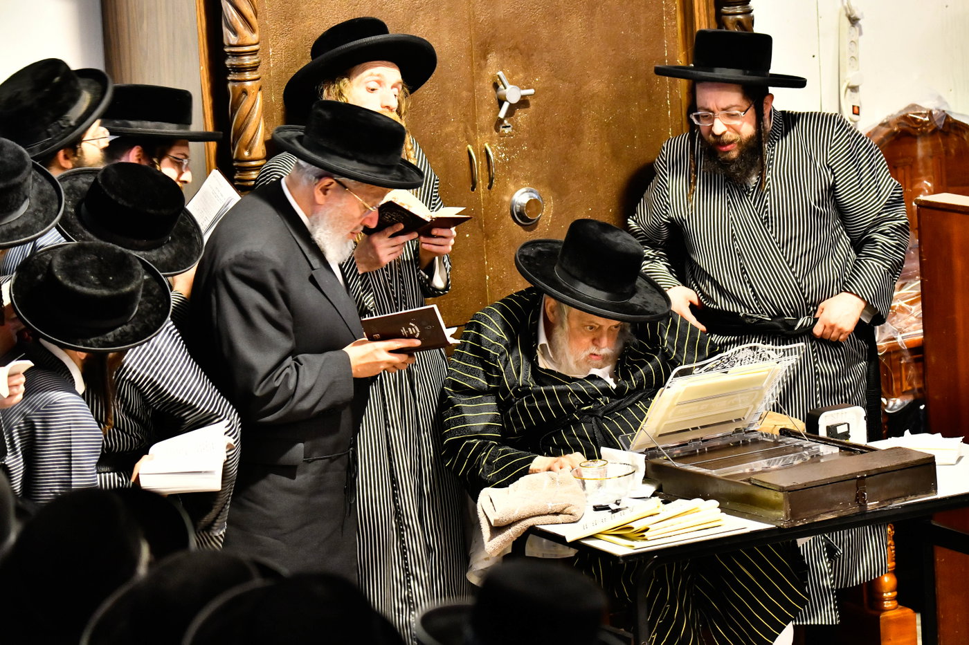 האדמו"רים מתולדות אברהם יצחק וויז'ניץ לונדון ביום תשעה באב