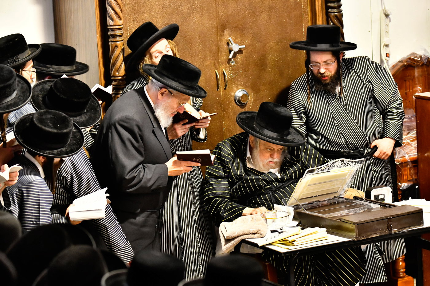 האדמו"רים מתולדות אברהם יצחק וויז'ניץ לונדון ביום תשעה באב