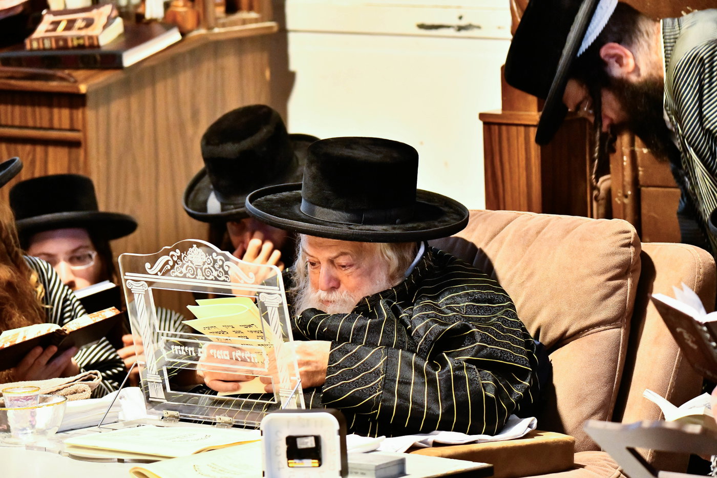 האדמו"רים מתולדות אברהם יצחק וויז'ניץ לונדון ביום תשעה באב