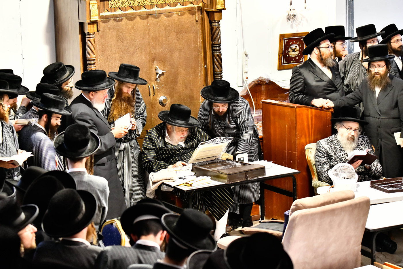האדמו"רים מתולדות אברהם יצחק וויז'ניץ לונדון ביום תשעה באב