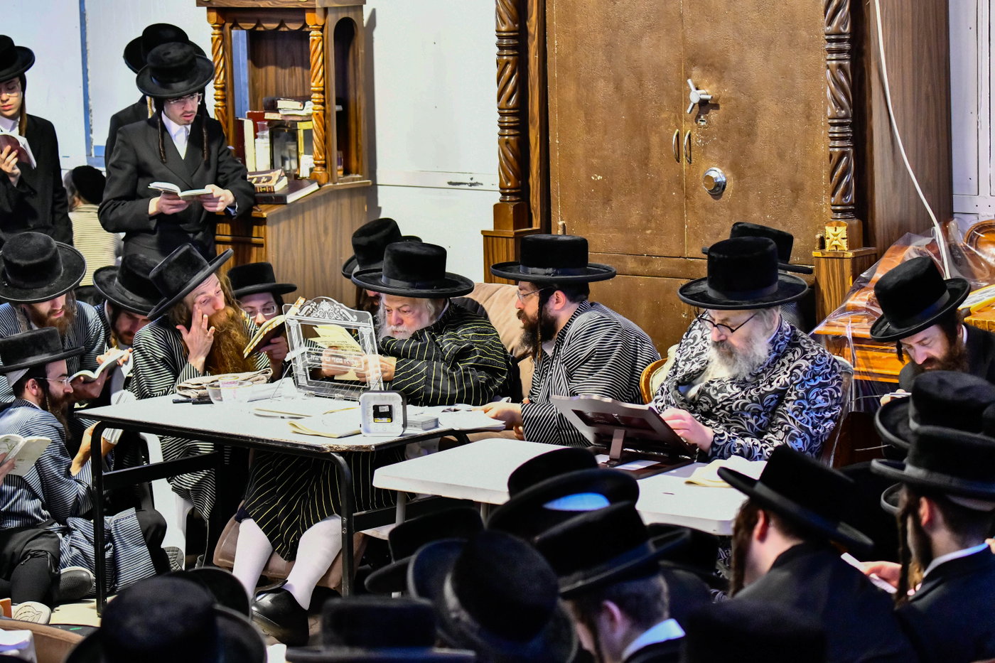האדמו"רים מתולדות אברהם יצחק וויז'ניץ לונדון ביום תשעה באב