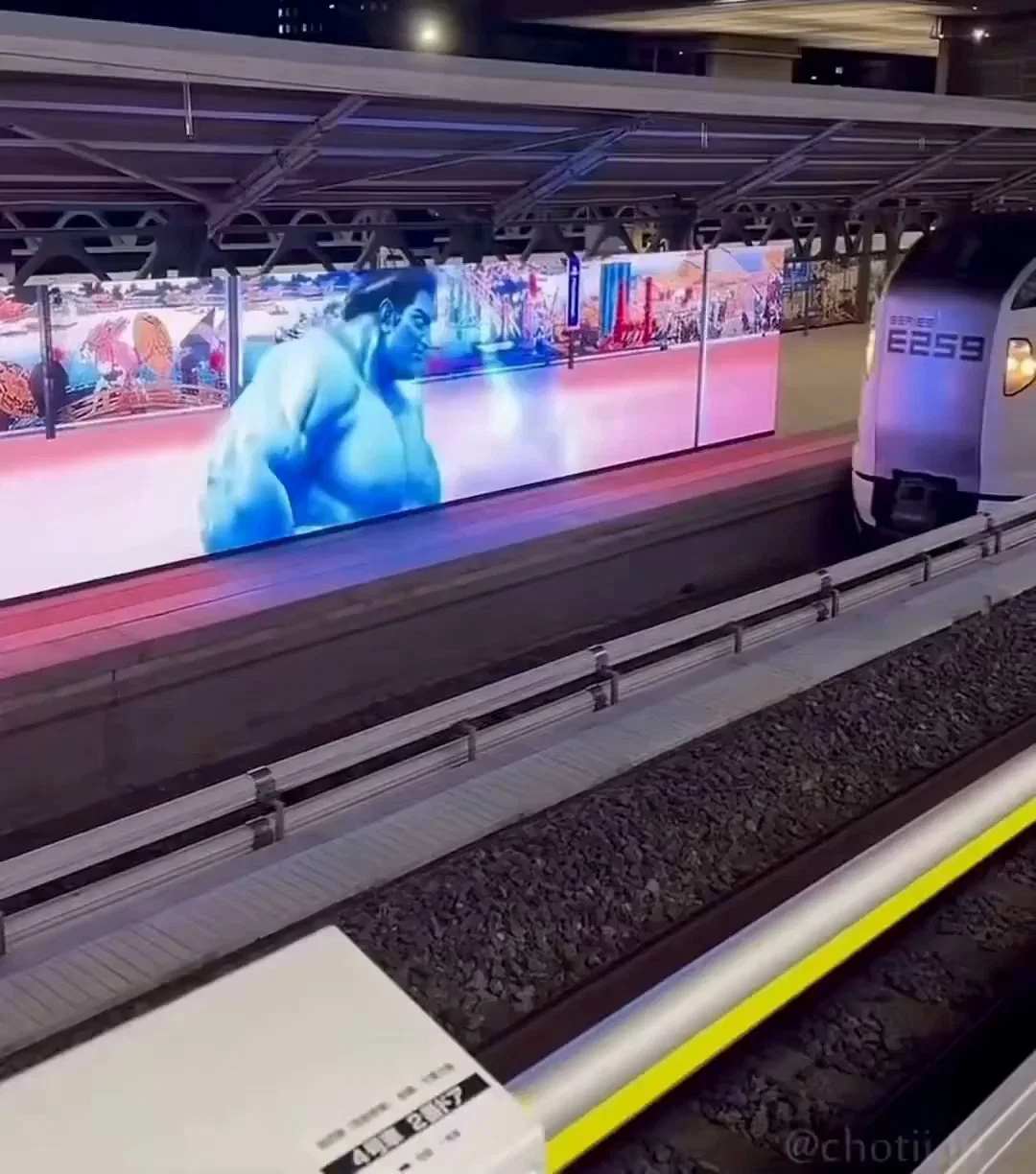 הרכבת נעצרה מול הענק הכחול: הנוסעים לא האמינו למראה עיניהם 