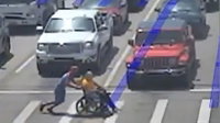 גיבור על במציאות: נכה שנתקע באמצע כביש סואן קיבל חילוץ לא צפוי | צפו