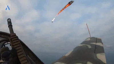 תיעוד בלתי נתפס: הטייס מוציא את הראש מהקוקפיט - ומפיל כטב"ם איראני