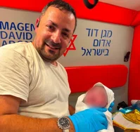 האבא המרוגש עם בתו התינוקת
