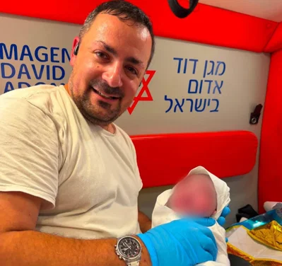 האבא המרוגש עם בתו התינוקת