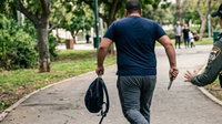 בפארק הציבורי: החל לרדוף אחרי צעיר עם חפץ חד - וחטף ממנו את התיק
