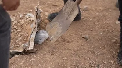 פשיטה סוערת: שוטרים חפרו באדמה - ושלפו את השקית המפלילה | צפו