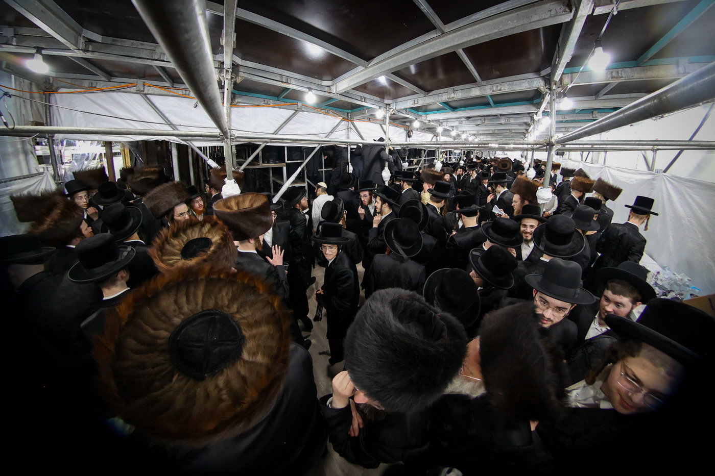 סעודת הודאה מוצ"ש נחמו בחצה"ק סקולען ירושלים