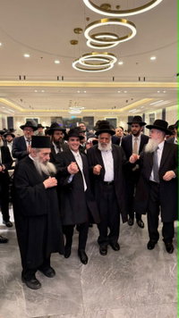 ענבי הגפן • בן הזקונים של רב השכונה ונכד חכם ניסים בן שמעון בא בברית הנישואין
