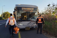 טרגדיה נוראית: צעיר כבן 18 נהרג בתאונה מחרידה במרכז עם אוטובוס