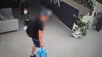 בבניין המשרדים התל אביבי: מחטט בארונות, מכניס לתיק ומתקדם | צפו
