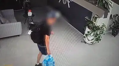 בבניין המשרדים התל אביבי: מחטט בארונות, מכניס לתיק ומתקדם | צפו