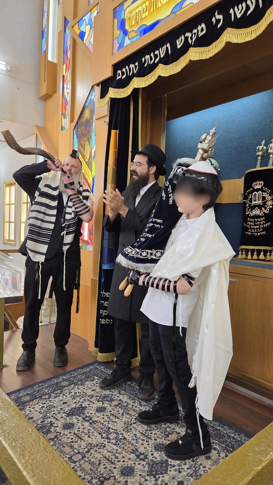 ונתן לנו את תורתו. חתן בר המצווה נושא את ספר התורה ולצדו הרב שניאור שמואלביץ', שליח חב"ד בטנזניה, והרב יואב זאב רובינסון, מנהל מחלקת התבוללות ביד לאחים