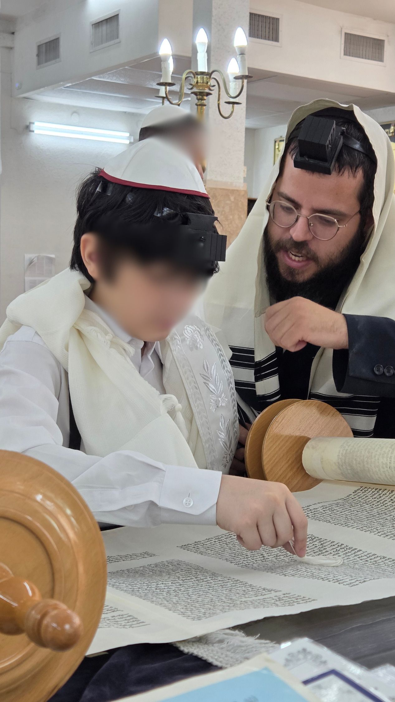 אשר בחר בנו מכל העמים. הרב ברוך יעקובוביץ, החונך של יד לאחים, עם חתן בר המצווה בעלותו לתורה
