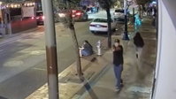ככה עושים את זה: פתח באש לתוך ההמון - ונוטרל תוך 10 שניות על ידי שוטר | תיעוד 