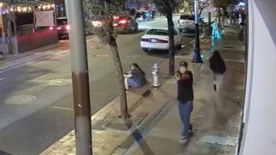 ככה עושים את זה: פתח באש לתוך ההמון - ונוטרל תוך 10 שניות על ידי שוטר | תיעוד 