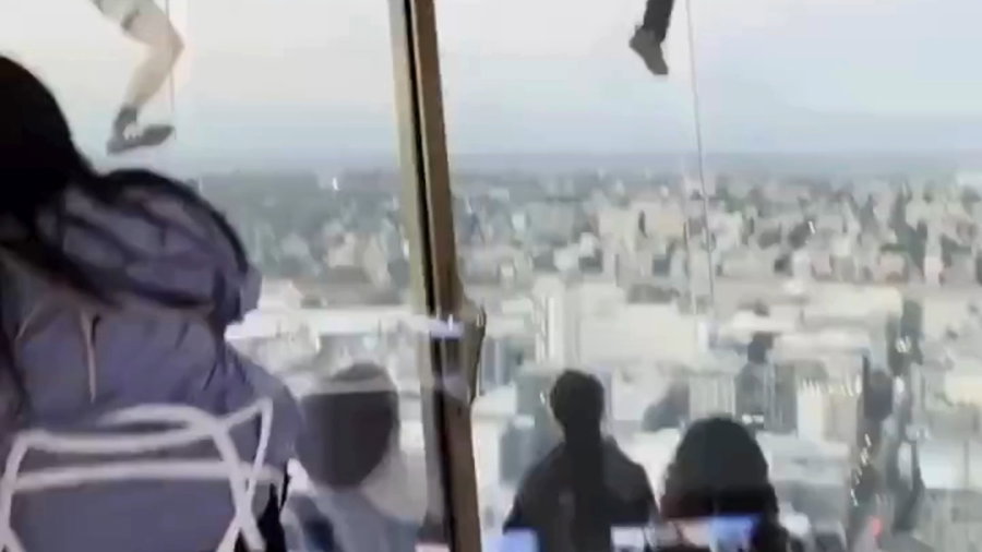 הקסדות נשלפו בשירותים והשניים עשו את הבלתי ייאמן בגובה 185 מטר