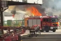 שריפה פרצה במפעלי שטראוס ותפוגן בשדרות: כוחות כיבוי נלחמים בלהבות