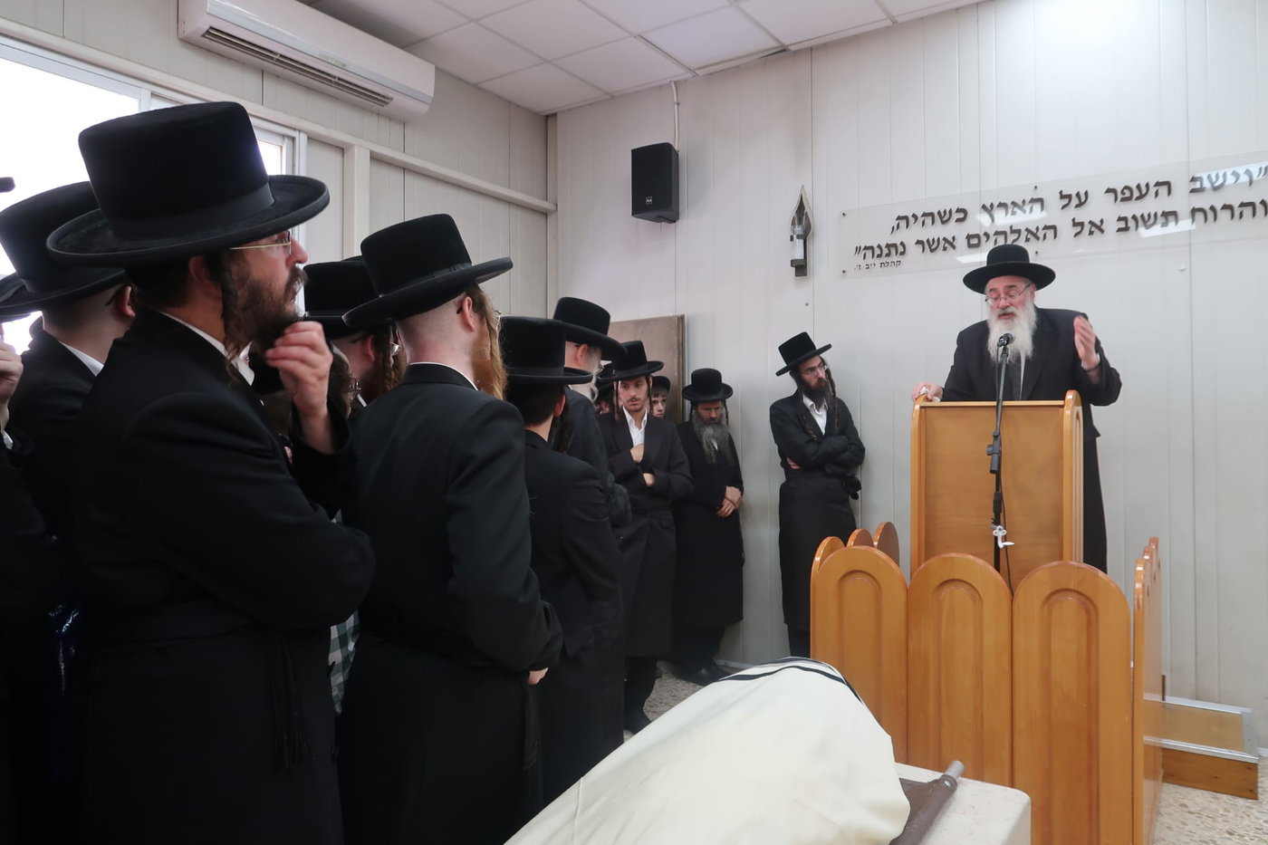 מסע הלוויית אביו של האדמו"ר מהארנסטייפל