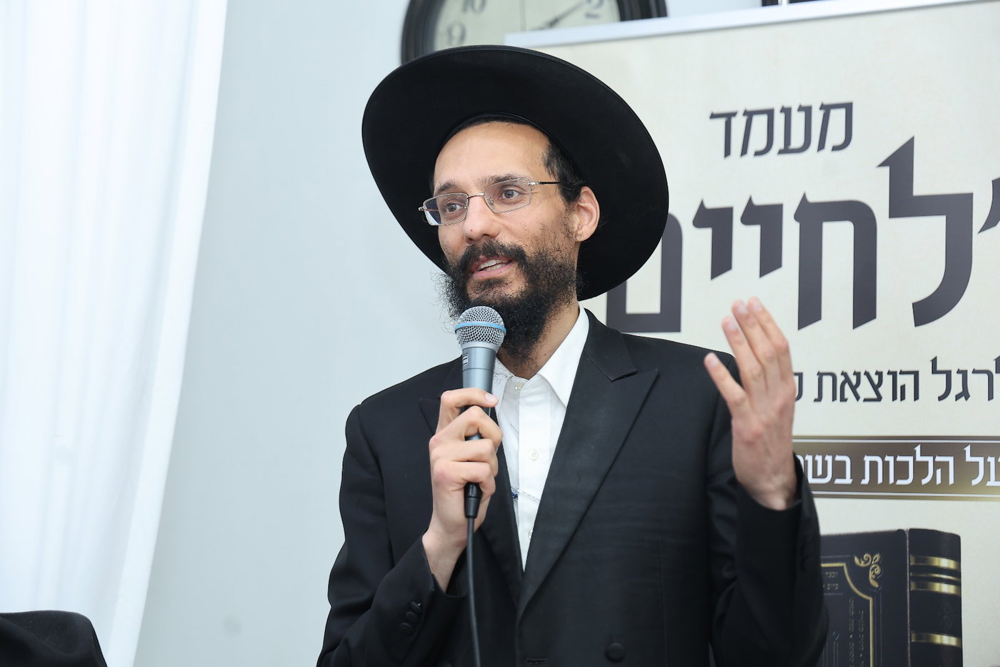סערת החופים בטבריה | הרב הספרדי קורא לא להגיע; חבר המועצה: "רק עם מגן עיניים"